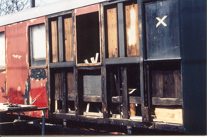 Ansicht des freigelegten Holzkastens während der Restaurierung.