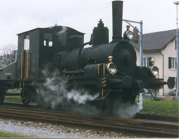 Die E 2/2 5 der Von Roll mit dem frisch restaurierten M3 60001.