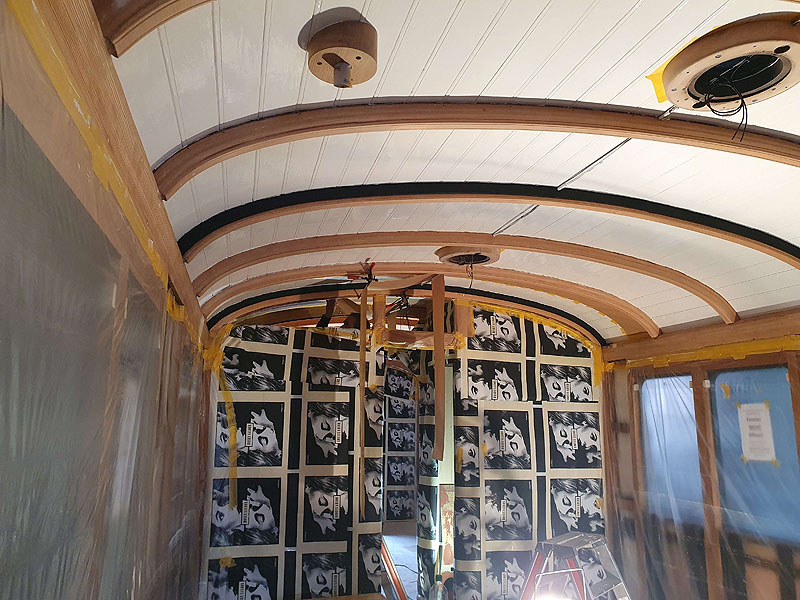 Die Decke des B 3505 frisch lackiert mit Probemontage der Lampensockel