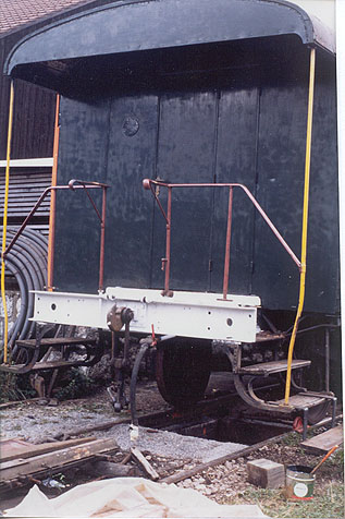 Einige Wochen später waren die Arbeiten an den Plattformblechen bereits beendet und der Stirnbalken grundiert.