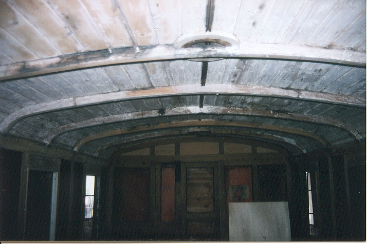 An den schwarzen Stellen ist gut ersichtlich dass durch das alte Dachpappendach Wasser eingedrungen ist.