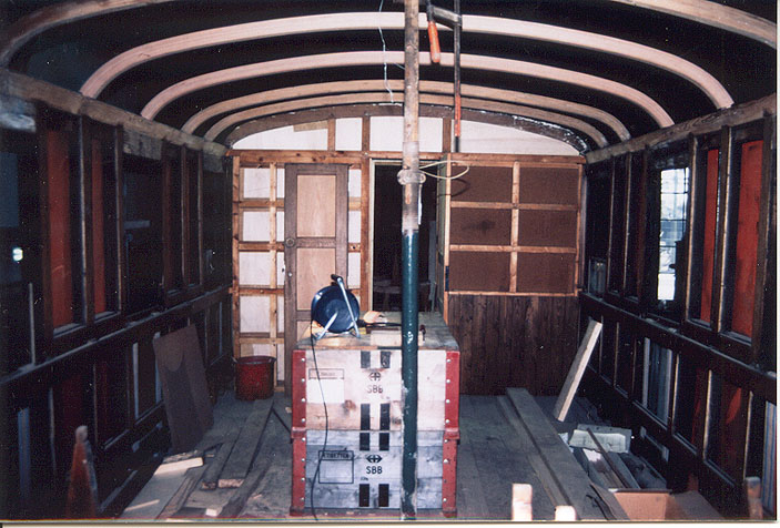 Die zur Dienstwagenzeit entfernte Abteiltrennwand ist zu einem grossen Teil wieder rekonstruiert.