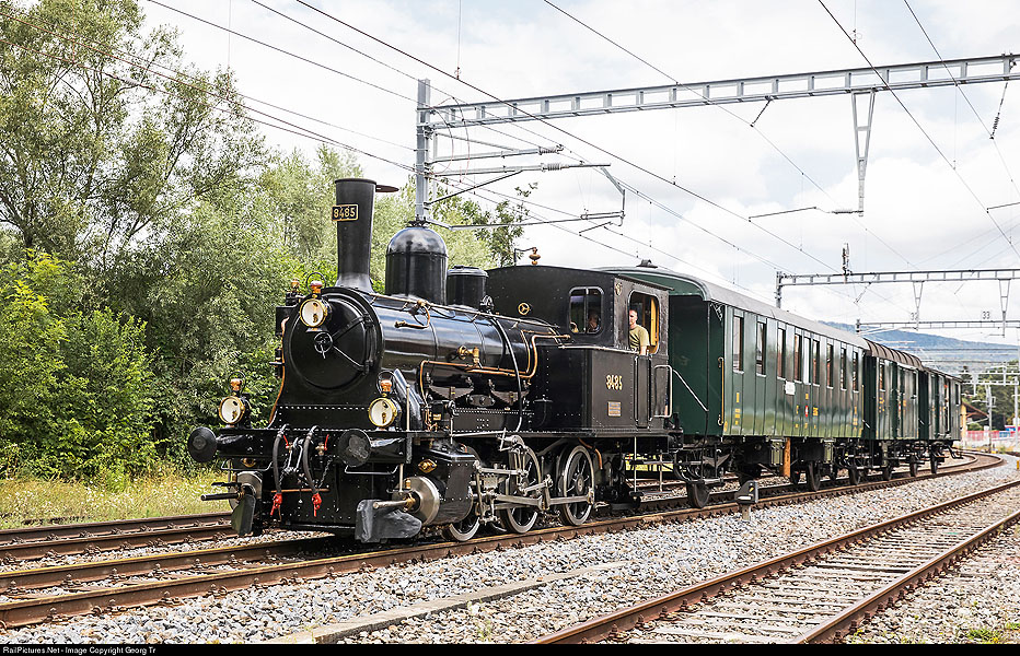E 3/3 8485 mit dem HEG Zug