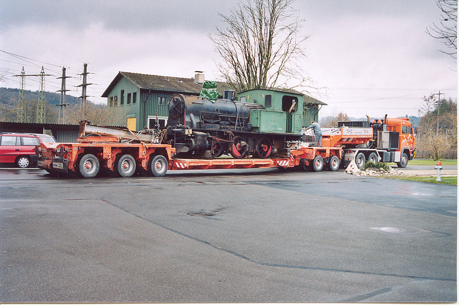 E 3/3 8485 verladen auf dem Tieflader