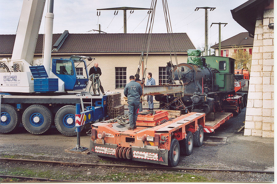 E 3/3 8485 während des Abladens