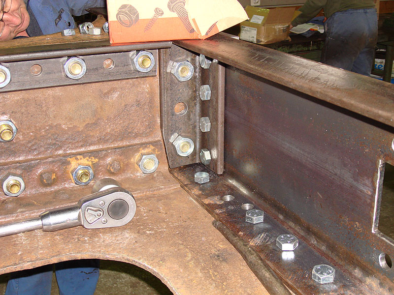Probemontage des neuen hinteren Stossbalkens