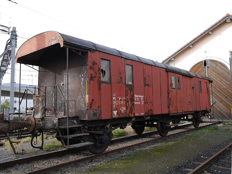 Der ausrangierte Dienstwagen war einige Zeit abgestellt.