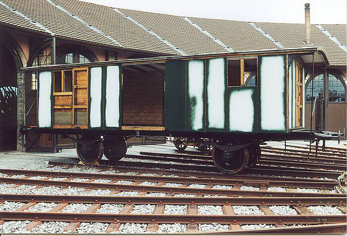 Nach dem der Holzkasten aufgearbeitet wurde, konnten die Verschalungsbleche wieder montiert werden.